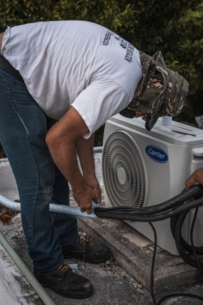 A BVS Soluções oferece assistência técnica completa para residências, comércios e indústrias. Atuamos com instalação, manutenção e reparo em sistemas de ar-condicionado, aquecimento, AVAC, parte elétrica e automação residencial. Atendimento em Vila de Abrantes, Jauá, Areias, Monte Gordo, Lauro de Freitas e todo o litoral de Camaçari.